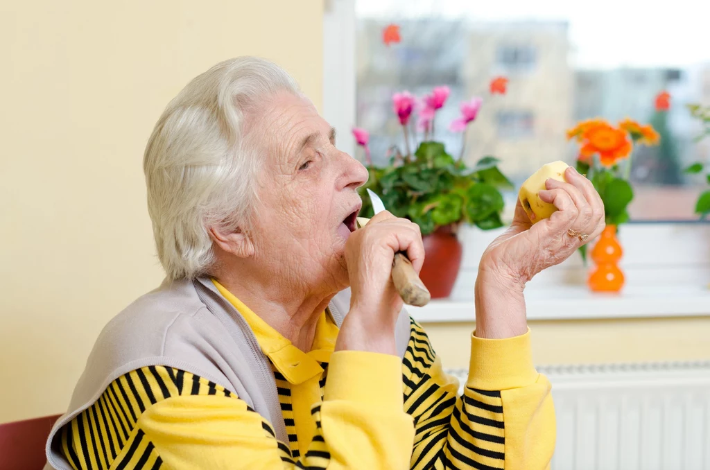 Starsze kobiety, które spożywają posiłki w samotności mogę mieć większe problemy ze zdrowiem. Dlaczego? 