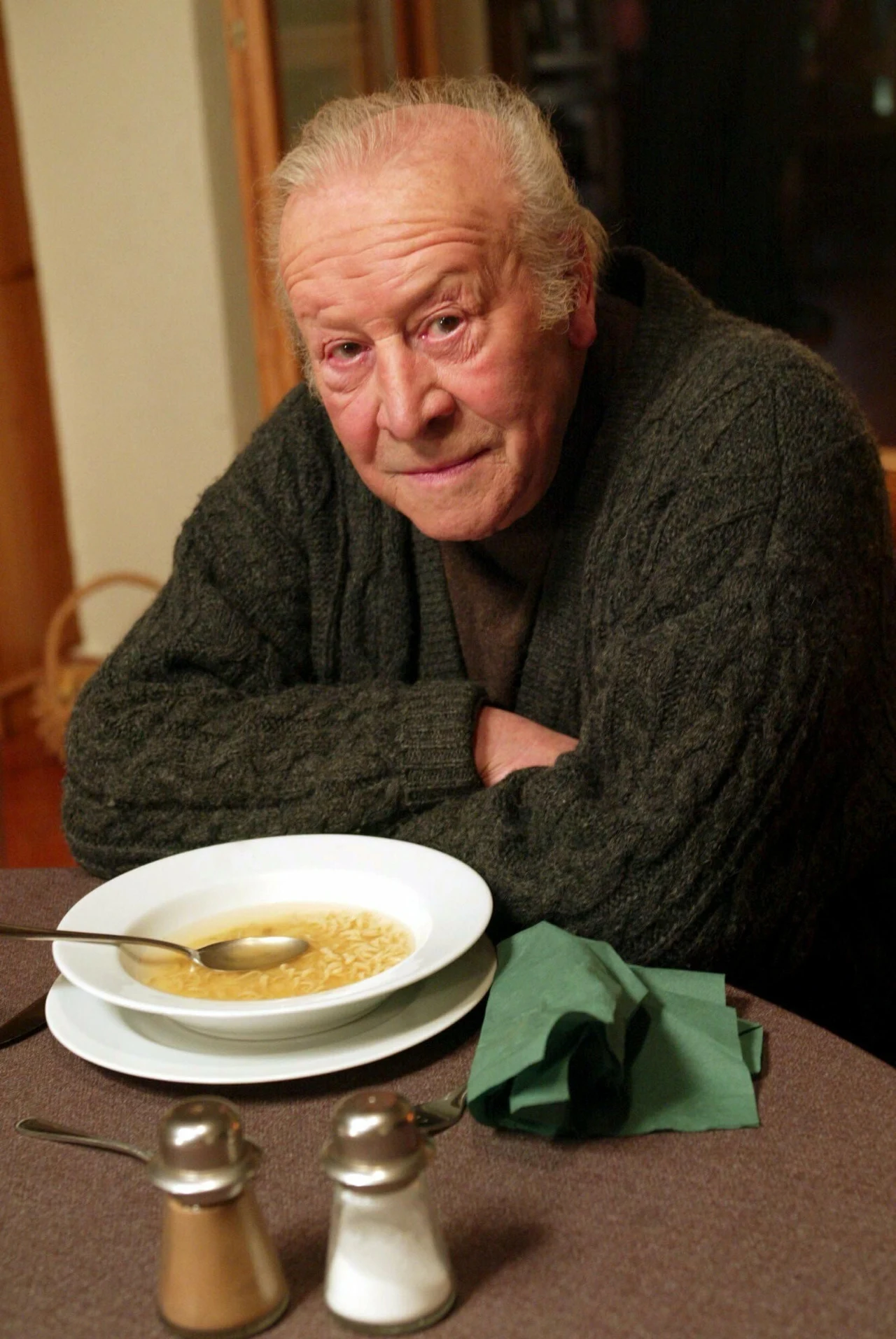 Dla Leona Niemczyka występ w "Po sezonie" był ostatnią główną rolą kinową. Aktor zmarł w listopadzie 2006 roku. Janusz Majewski twierdził, że była to kreacja, która dorównywała jego najwybitniejszym ekranowym wcieleniom.

"Podziwiam Leona: obawialiśmy się, że może mieć trudności z zapamiętywaniem niektórych dłuższych partii dialogu, ale zawsze był idealnie przygotowany i skupiony przed kamerą, a jednocześnie między ujęciami, niestrudzony w opowiadaniu dowcipów, anegdot, rozśmieszaniu ekipy, dla której te intermedia były jak posiłki regeneracyjne. Leon (...) od razu zobaczył, że ta rola daje mu szansę na kreację, jakiej praktycznie nie miał od czasów wielkich ról w 'Bazie ludzi umarłych', 'Pociągu' czy w 'Nożu w wodzie'. Grał potem w ponad 400 filmach" - zaznaczył reżyser "Po sezonie".