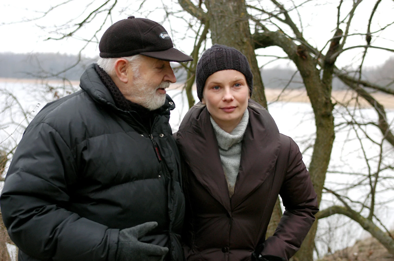 Reżyser przyznał, że w jego intencji "Po sezonie" miało zdecydowanie różnić się od tych polskich filmów, które bezkrytycznie naśladują produkcje zachodnie.

"Poszedłem ostatnio na film, na którym Warszawa wyglądała jak Manhattan, ludzie robili zawrotne kariery i stać ich było na wszystko. Spora część widzów lubi takie filmy, ale ja nie chcę zwracać się do takiej publiczności" - zastrzegał Majewski.