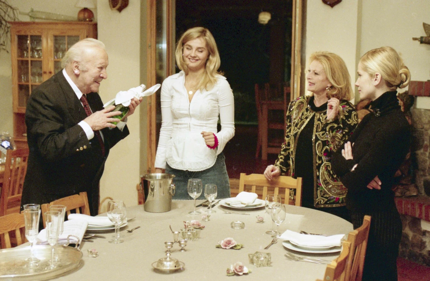 Akcja nostalgicznej komedii "Po sezonie" rozgrywa się w małym pensjonacie na Pojezierzu Mazurskim. Przebywają tam trzy kobiety - właścicielka Rita (Ewa Wiśniewska), młoda pracownica Dasia (Małgorzata Socha) oraz jedyny gość, 30-letnia Emilia (Magdalena Cielecka).

Pewnego dnia do pensjonatu przyjeżdża 80-letni Leon (w tej roli Leon Niemczyk). Między nim a każdą z kobiet rodzi się pełna odmiennego napięcia relacja.