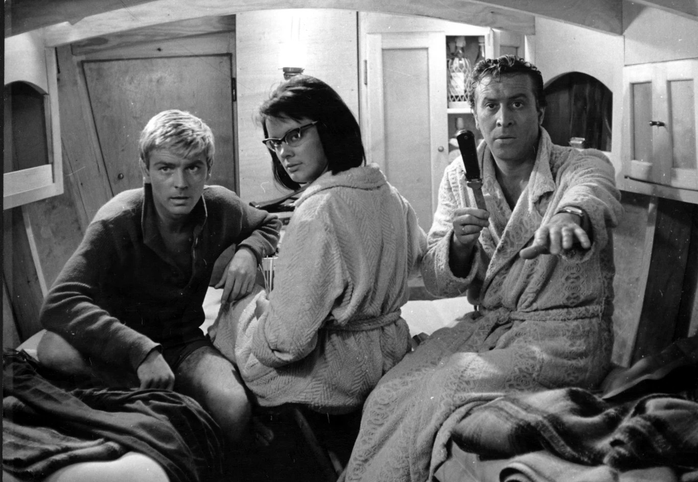 Kadr z filmu "Nóż w wodzie" - na zdjęcie Zygmunt Malanowicz, Jolanta Umecka i Leon Niemczyk