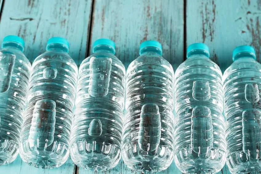 Mikroplastik bywa obecny w butelkowanej wodzie