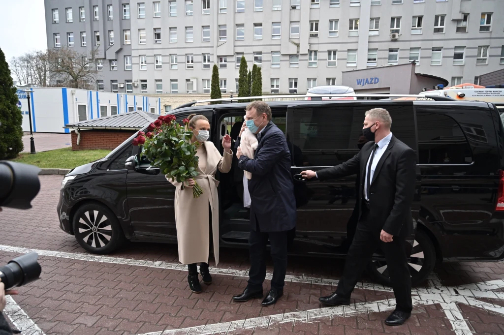 Jacek Kurski pozuje z żoną i córką Anną Klarą Teodorą przed szpitalem