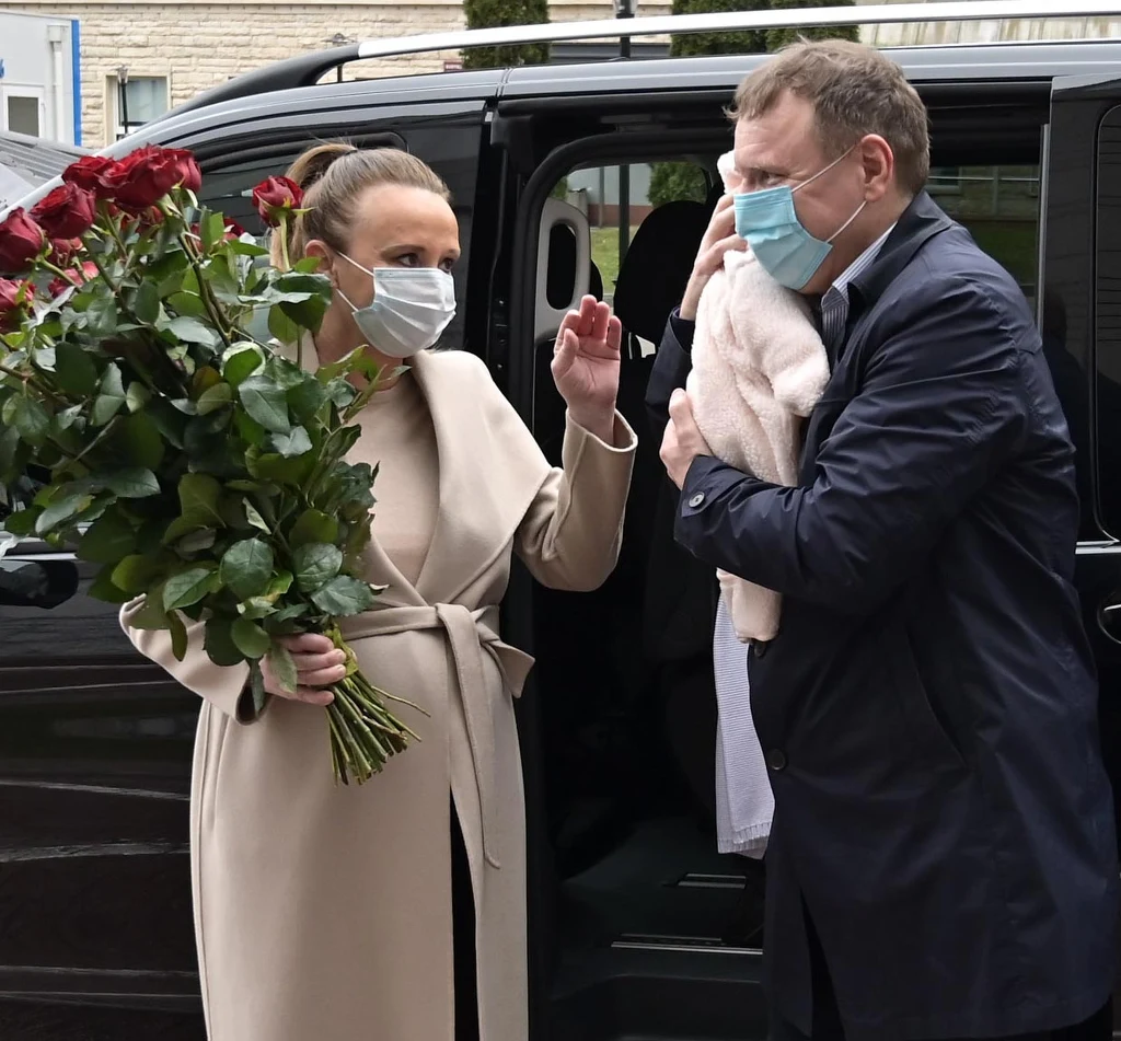 Jacek Kurski pozuje z żoną i córką Anną Klarą Teodorą przed szpitalem