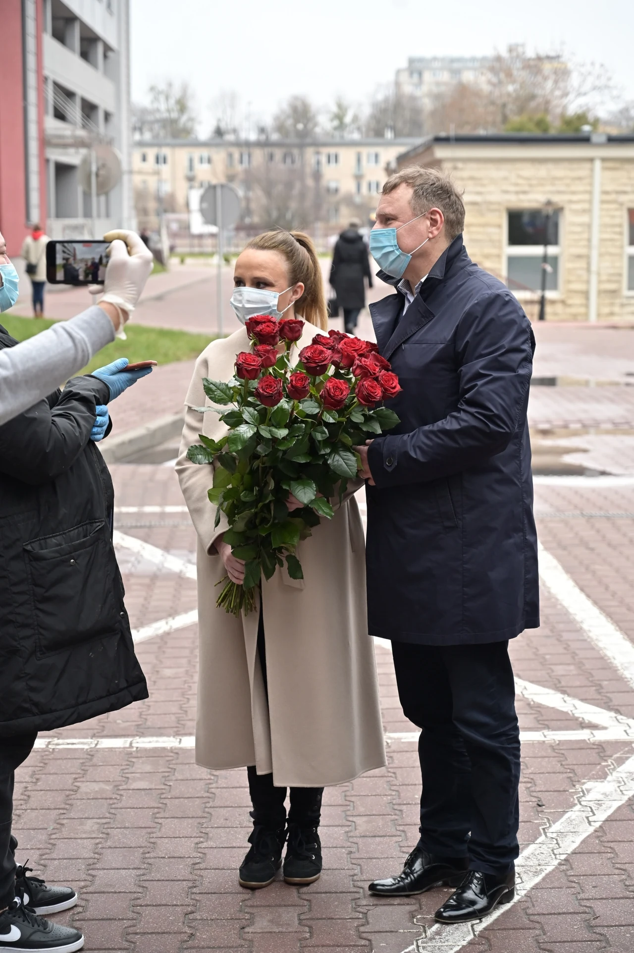 Joanna i Jacek Kurscy pozują fotoreporterom