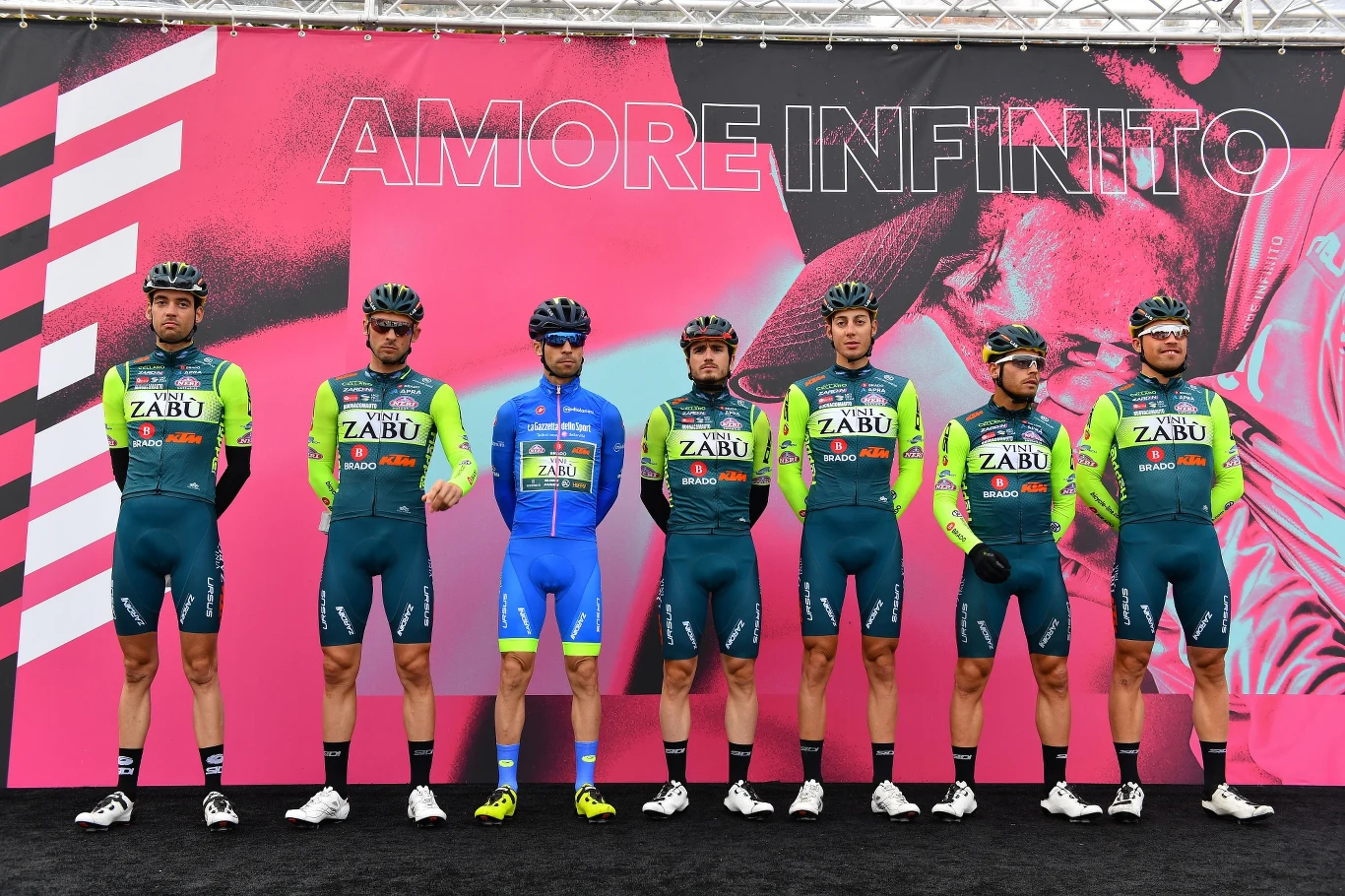 Kolarze Vini Zabu podczas Giro d'Italia 2020 Kolarze Vini Zabu podczas Giro d'Italia 2020