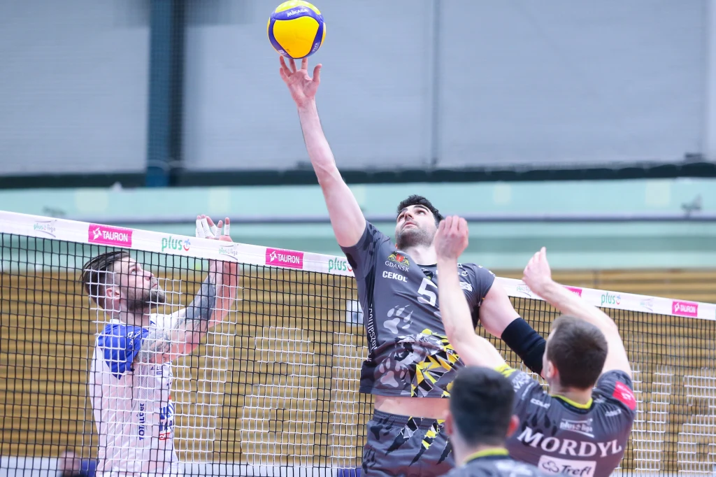 Andrzej Wrona (z lewej) kontra Marcin Janusz, czyli starcie rutyny z młodością Andrzej Wrona (z lewej) kontra Marcin Janusz, czyli starcie rutyny z młodością