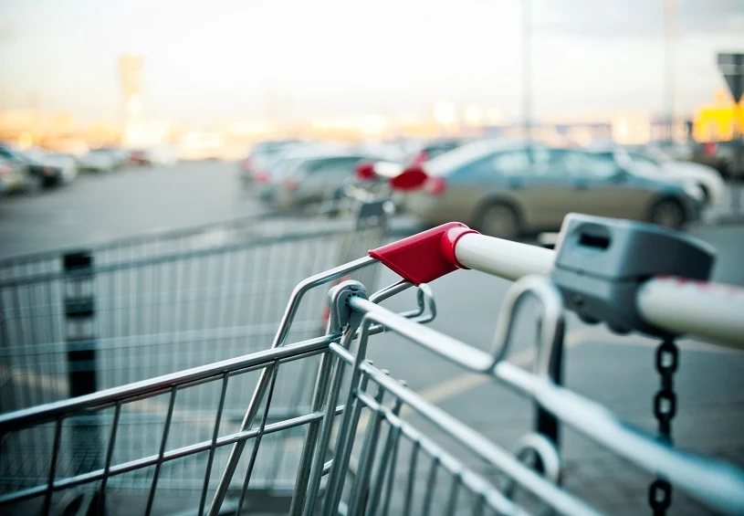 Markety budowlane przeniosły się na parkingi...