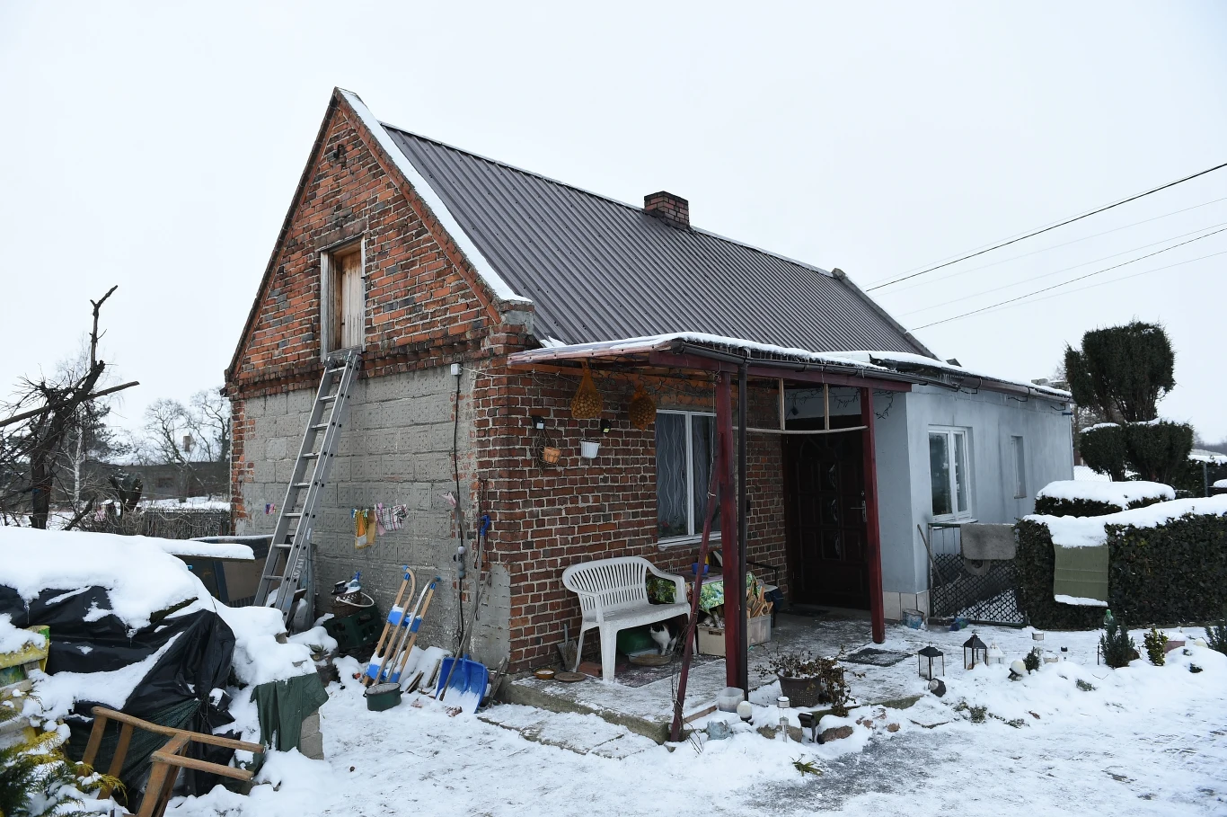 Dom, w którym mieszka rodzina pani Jadwigi Dom, w którym mieszka rodzina pani Jadwigi