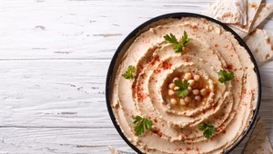 Hummus z wędzoną śliwką