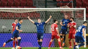 Lubomir Szatka (numer 5, pierwszy z lewej) cieszy się z kolegami z gola w meczu Słowacja - Rosja 2-1 w eliminacjach mistrzostw świata Katar 2022