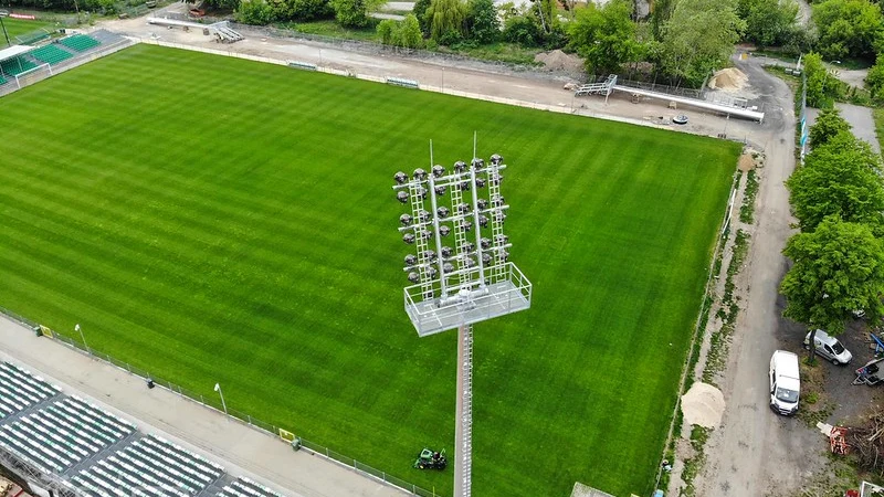Stadion Warty Poznań przy Drodze Dębińskiej podczas montażu podgrzewanej murawy