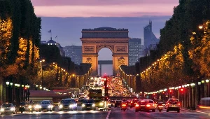 Francja nęka polskie firmy... Nz. Pola Elizejskie w Paryżu