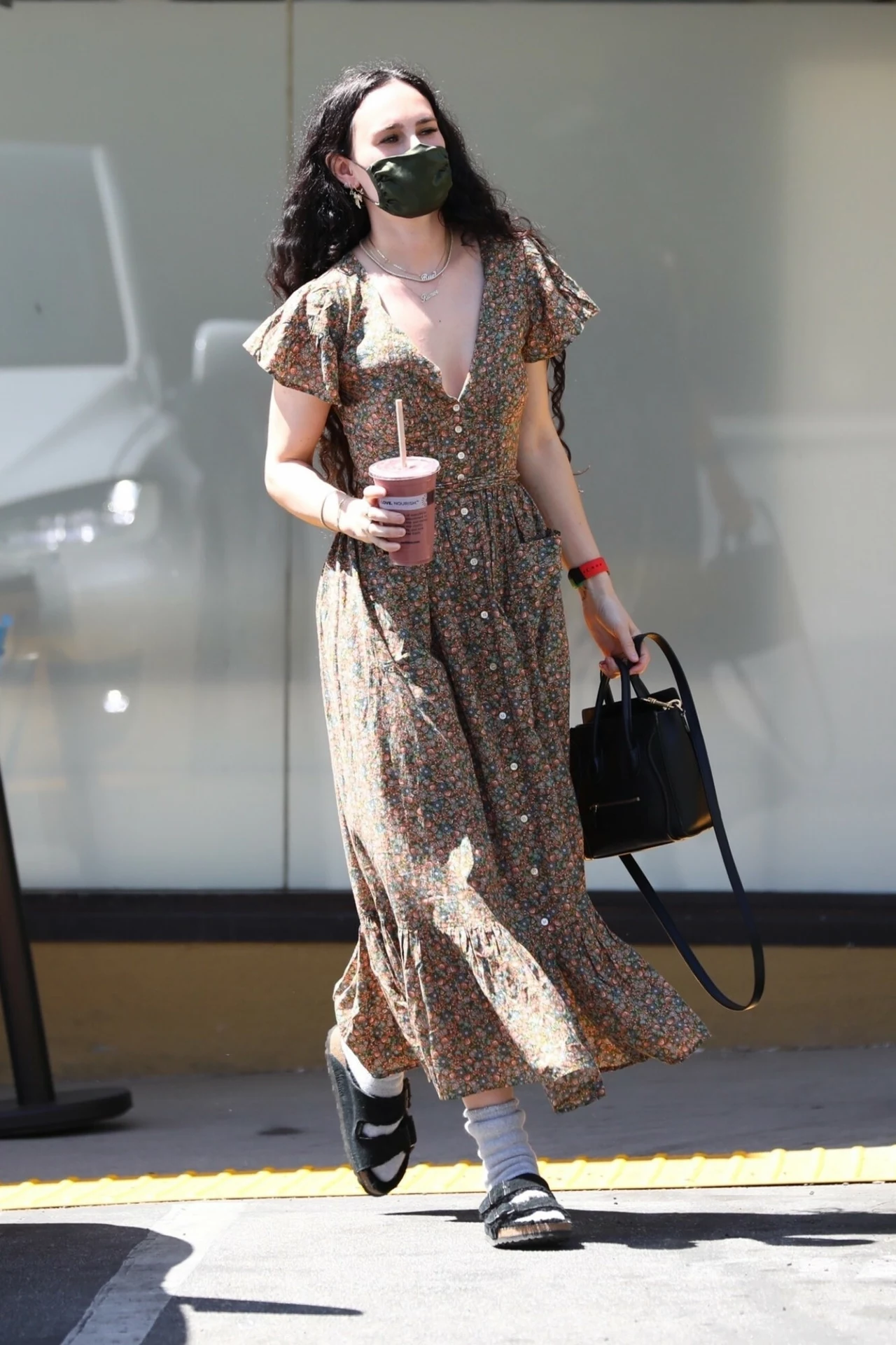 Niedawno Rumer Willis została przyłapana przez fotoreporterów na ulicy w Los Angeles. Zachwyciła piękną kreacją, idealną na wiosenne dni, jednak z pewnością nie wszystkie elementy stroju gwiazdy zachwycą jej fanów. Niedawno Rumer Willis została przyłapana przez fotoreporterów na ulicy w Los Angeles. Zachwyciła piękną kreacją, idealną na wiosenne dni, jednak z pewnością nie wszystkie elementy stroju gwiazdy zachwycą jej fanów.