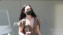 Niedawno Rumer Willis została przyłapana przez fotoreporterów na ulicy w Los Angeles. Zachwyciła piękną kreacją, idealną na wiosenne dni, jednak z pewnością nie wszystkie elementy stroju gwiazdy zachwycą jej fanów. 