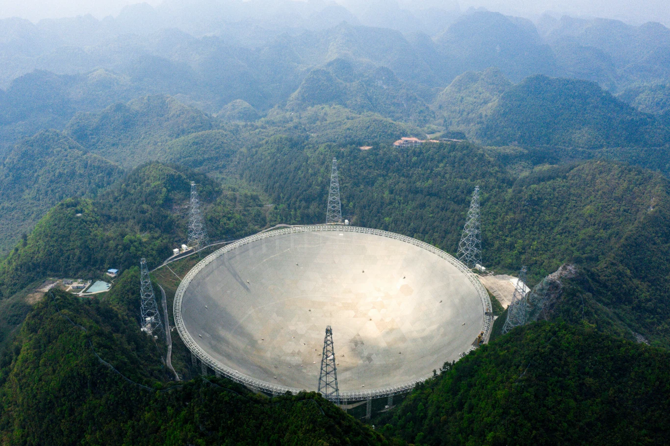 Gigantyczny radioteleskop składa się z prawie 4500 lustrzanych paneli o łącznej wadze 11 tys. ton. Gigantyczny radioteleskop składa się z prawie 4500 lustrzanych paneli o łącznej wadze 11 tys. ton.