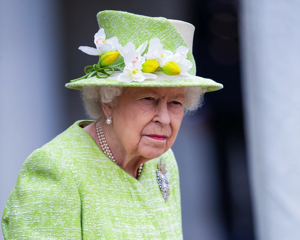 Czasem, przez krótką chwilę, na jej twarzy widać zmęczenie i napięcie. Monarchini z pewnością ma już dość wszelkich problemów, które przez ostatnie miesiące dają się jej we znaki. Czasem, przez krótką chwilę, na jej twarzy widać zmęczenie i napięcie. Monarchini z pewnością ma już dość wszelkich problemów, które przez ostatnie miesiące dają się jej we znaki.