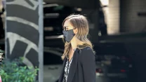 Piękna Jessica Alba wiosną chętnie eksponuje zgrabne nogi w minispódniczkach i krótkich sukienkach. Niedawno aktorka została zauważona w Los Angeles w świetnej stylizacji. 