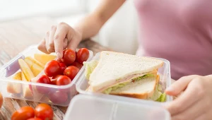 Kupując pojemniki plastikowe zwróćmy uwagę, czy są przeznaczone do kontaktu z żywnością