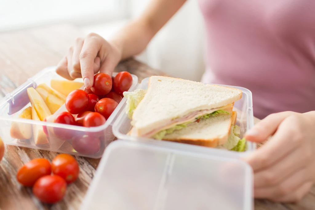 Kupując pojemniki plastikowe do użytku w kuchni, pamiętajmy, by były przeznaczone do kontaktu z żywnością