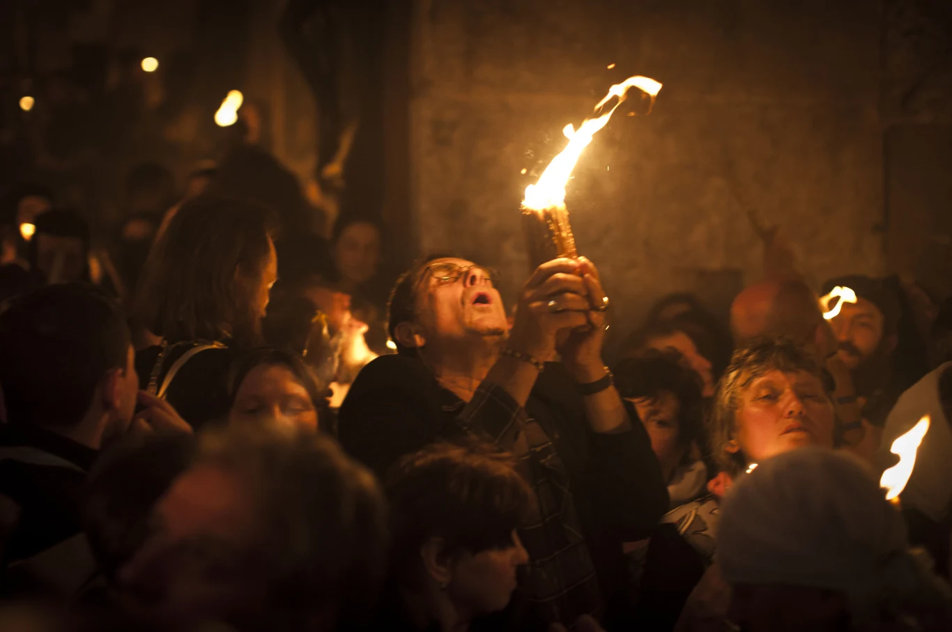 Po kilku minutach spędzonych w samotności - według wierzeń na rozmowie z samym Bogiem i wysłuchaniu przesłania Pana na bieżący rok - patriarcha wychodzi z płonącym pękiem w ręku. Tłumy wiernych, czekających od rana rzucają się, by odpalić swoje świece od tych dzierżonych przez duchownego. Po kilku minutach spędzonych w samotności - według wierzeń na rozmowie z samym Bogiem i wysłuchaniu przesłania Pana na bieżący rok - patriarcha wychodzi z płonącym pękiem w ręku. Tłumy wiernych, czekających od rana rzucają się, by odpalić swoje świece od tych dzierżonych przez duchownego.