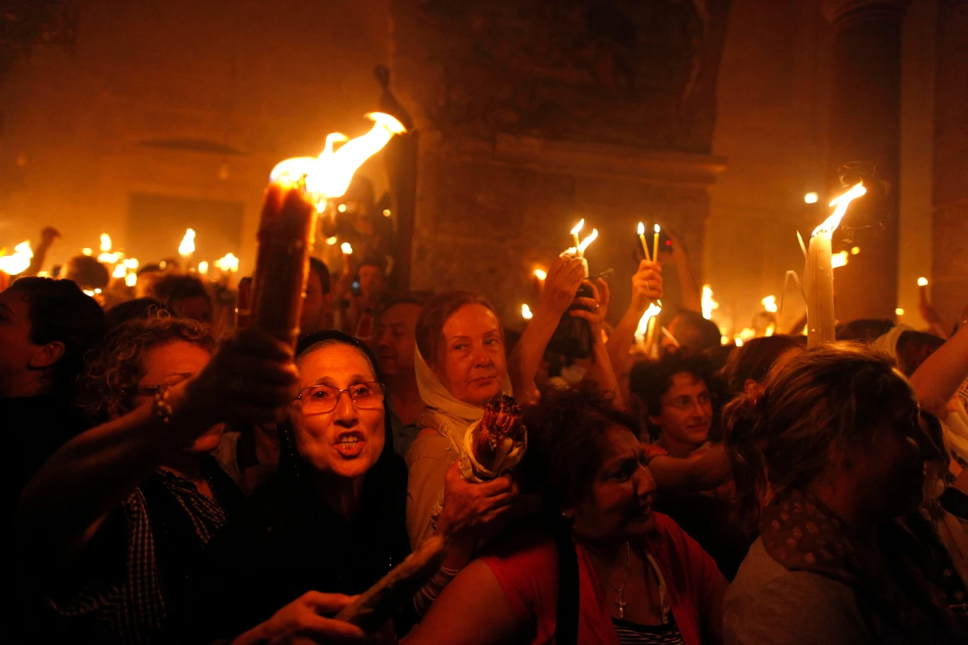 Przed całą ceremonią zdejmuje liturgiczne szaty i demonstruje zebranym, że nie ma przy sobie niczego, co mogłoby wzniecić płomień. Wejście jest wcześniej zapieczętowane, aby mieć pewność, że kapłan wchodzi do kaplicy sam. Nikt nie wie, co tak naprawdę dzieje się w środku. Przed całą ceremonią zdejmuje liturgiczne szaty i demonstruje zebranym, że nie ma przy sobie niczego, co mogłoby wzniecić płomień. Wejście jest wcześniej zapieczętowane, aby mieć pewność, że kapłan wchodzi do kaplicy sam. Nikt nie wie, co tak naprawdę dzieje się w środku.