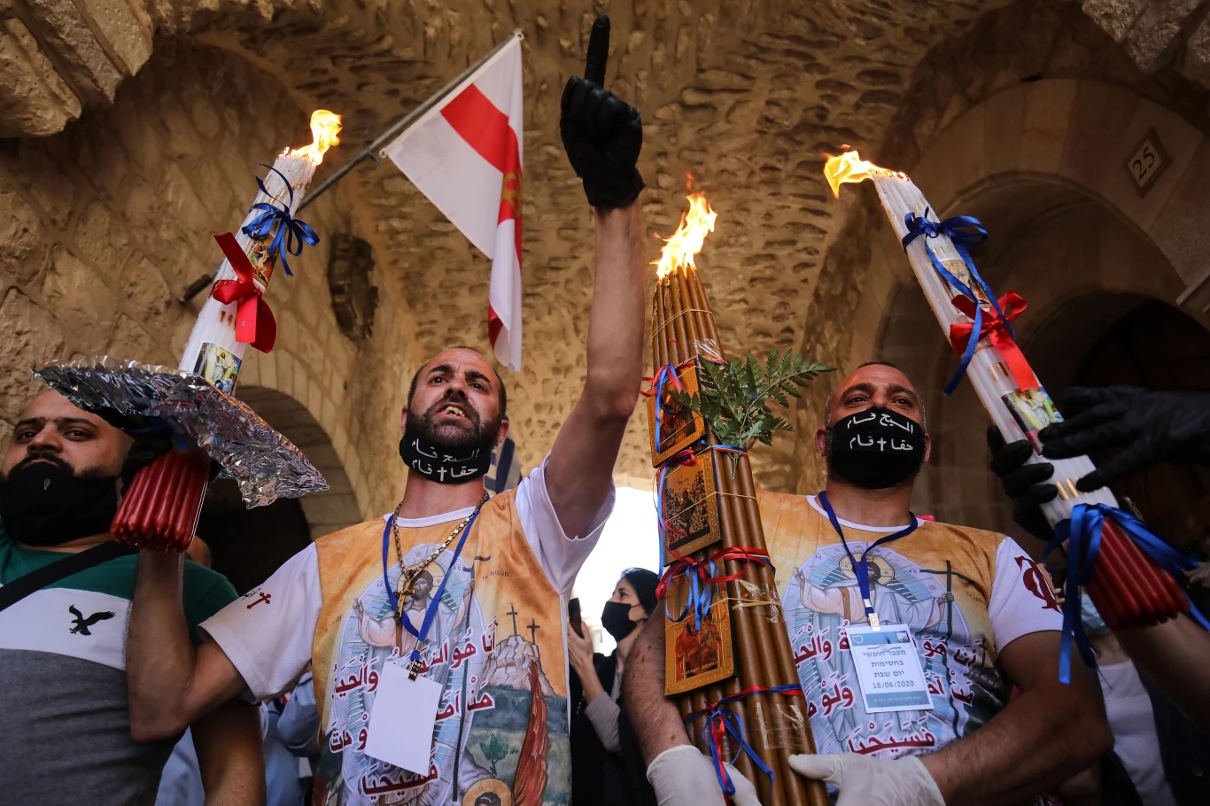 W tym roku na pewno nie będzie możliwości przyjazdu do Jerozolimy z zagranicy ze względu na utrzymujące się obostrzenia. Co prawda, w 2020 władze Izraela zakazały jakichkolwiek zebrań przy Grobie Pańskim, ale kraj przeprowadził skuteczną akcję szczepień, więc bardzo możliwe, że obywatele Izraela będą mogli wziąć udział w ceremonii. W tym roku na pewno nie będzie możliwości przyjazdu do Jerozolimy z zagranicy ze względu na utrzymujące się obostrzenia. Co prawda, w 2020 władze Izraela zakazały jakichkolwiek zebrań przy Grobie Pańskim, ale kraj przeprowadził skuteczną akcję szczepień, więc bardzo możliwe, że obywatele Izraela będą mogli wziąć udział w ceremonii.