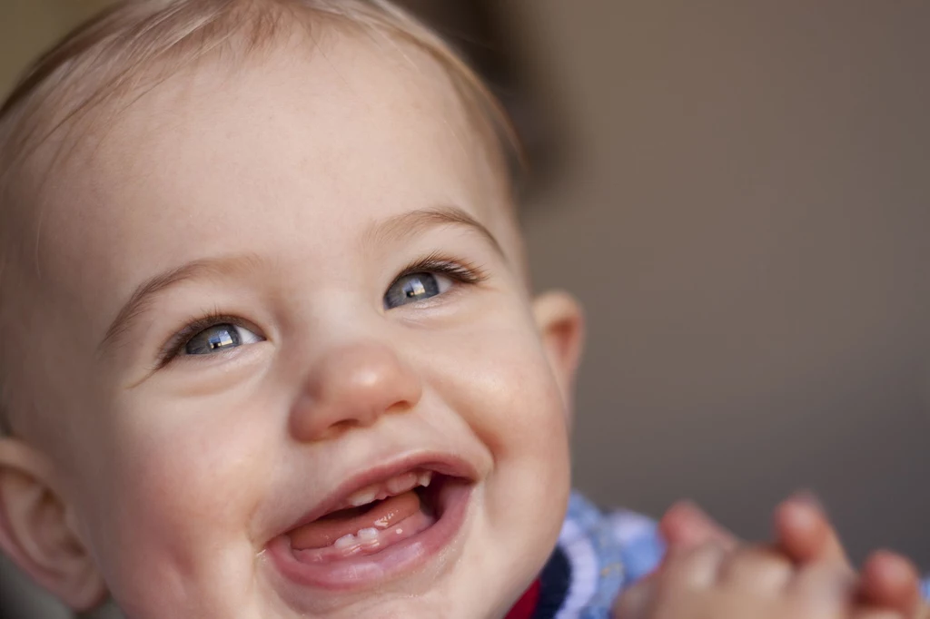 Zabawa w "a kuku" sprawia, że mózg dziecka czuje się "łaskotany" i wywołuje śmiech
