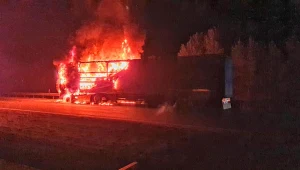 Płonąca ciężarówka na A4 koło Rudna