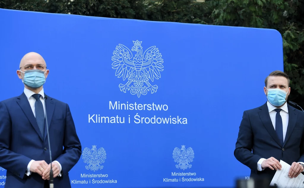 Minister klimatu Michał Kurtyka (po lewej) oraz wiceminister klimatu i środowiska Jacek Ozdoba podczas briefingu prasowego 