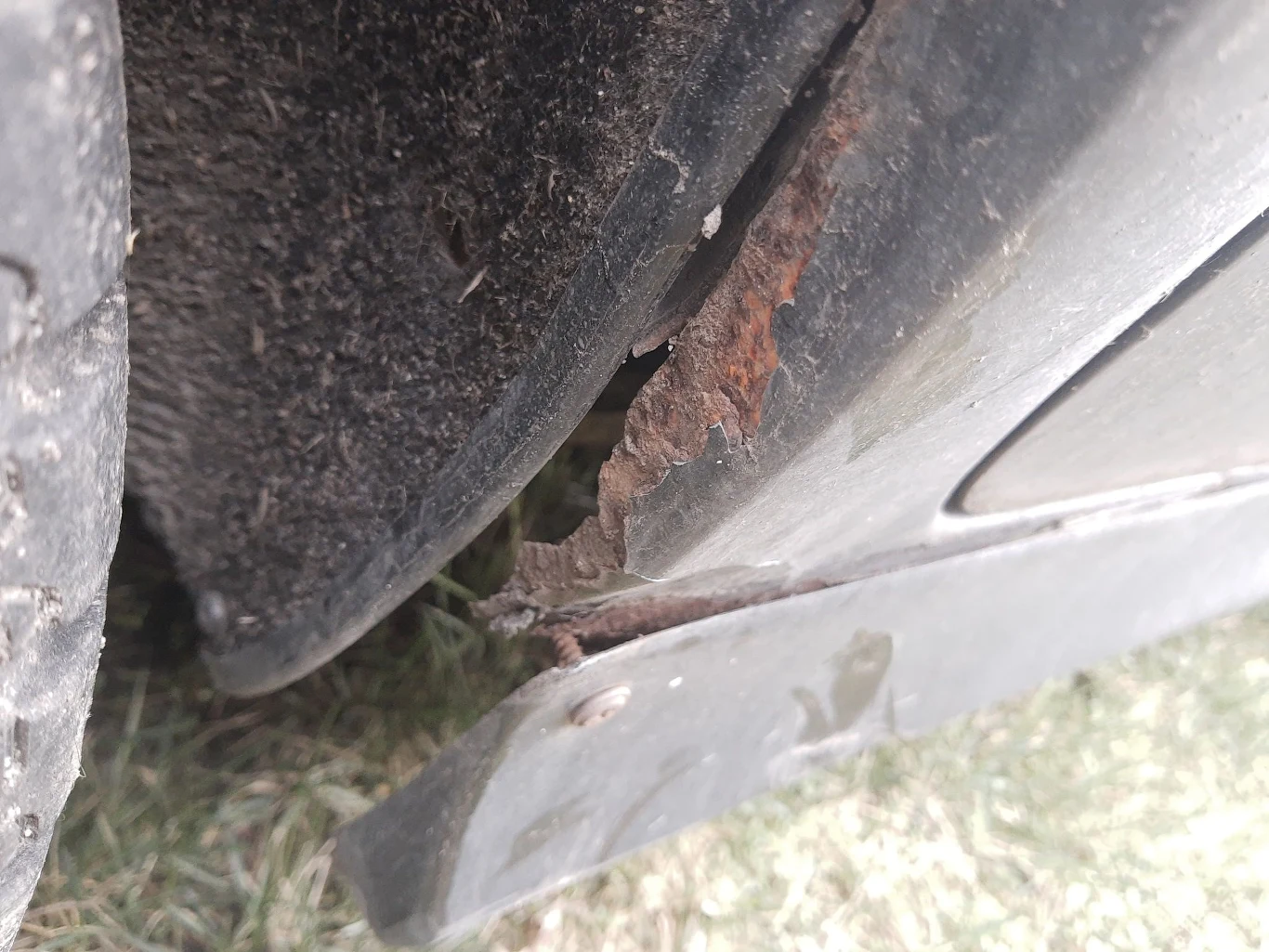 Pod nakładkami progowymi często czai się rdza