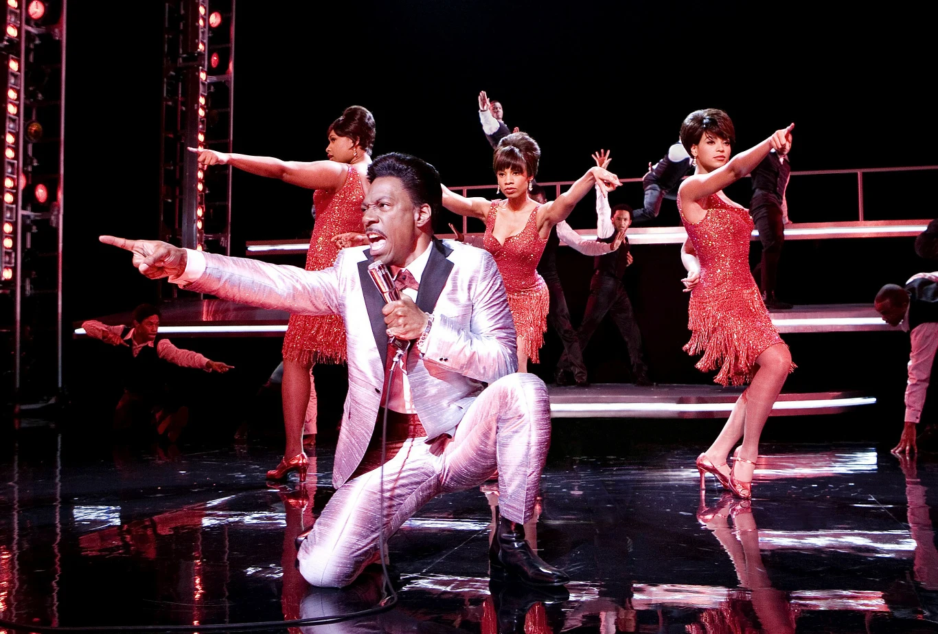 James "Thunder" Early

"Dreamgirls" był wielkim powrotem aktora i próbą odbudowy zszarganego kilkoma bardzo nieudanymi rolami wizerunku. Za rolę muzycznego gwiazdora, który czaruje widownię mieszanką soulu i rock'n'rolla aktor otrzymał pierwszy w karierze Złoty Glob, a także był nominowany do Oscara. W "Dreamgirls" oglądamy zupełnie inny rodzaj aktorstwa w wydaniu artysty, niż miało to miejsce do tej pory. Rola gwiazdora na wykończeniu - przepitego i przećpanego - okazała się jedną z najważniejszych - a na pewno najlepszych w jego karierze. Zbliżył się do niej występem w zeszłorocznej produkcji "Nazywam się Dolemite".