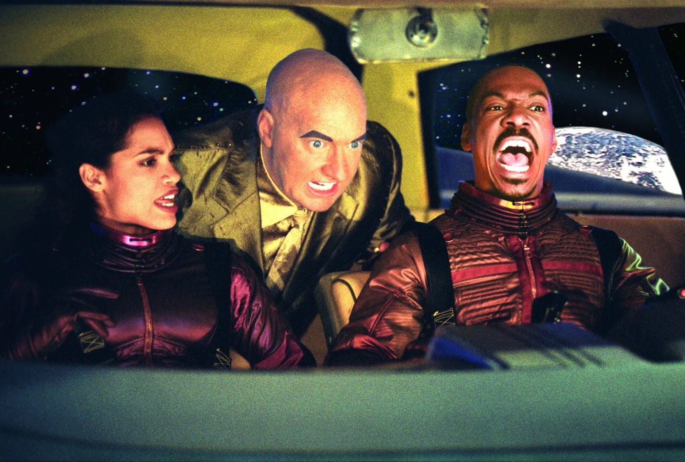 Pluto Nash

Wydaje się to niemożliwe, ale w tym samym roku, w którym na ekrany wszedł wspomniany wcześniej film Toma Deya, Murphy zagrał w jeszcze gorszej produkcji. "Pluto Nash" miał aż cztery nominacje do Złotych Malin (m.in. za najgorszą rolę męską) i okazał się jednym z największych finansowych niepowodzeń w historii kina, przynosząc dochód w wysokości 7 mln dolarów przy 110 mln dolarów budżetu. Murphy po raz pierwszy zdecydował się na udział w filmie science fiction i musiał bardzo tego żałować. Akcja "Pluto Nash" rozgrywa się w 2087 roku, gdy z powodu przeludnienia Ziemi zaczynają być potrzebne inne miejsca do życia. Jednym z nich jest Księżyc, na którym osiedla się grany przez aktora tytułowy eks-gangster. Otwiera tam klub nocny, przez co ściąga na siebie kłopoty.