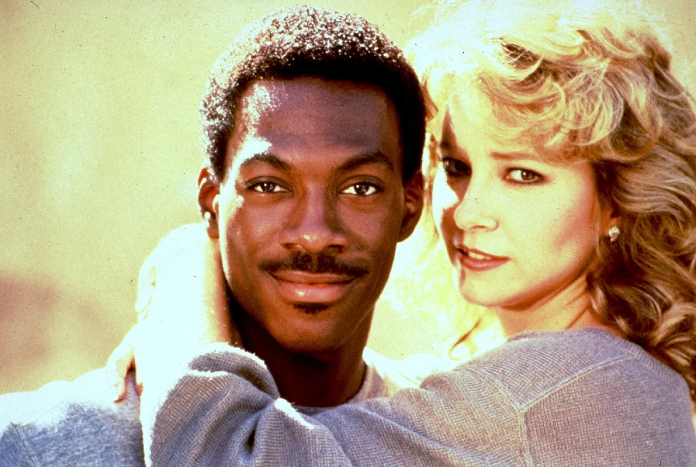 Axel Foley

"Gliniarz z Beverly Hills" to bezsprzecznie jeden z najbardziej znanych filmów z policjantem w roli głównej. To też kamień milowy w karierze Murphy'ego, który uczynił aktora sławnym. W obrazie Martina Bresta artysta zagrał policjanta z Detroit, który wkracza w luksusowy świat Beverly Hills, by dorwać mordercę swojego przyjaciela. "Gliniarz" zarobił ponad 300 milionów dolarów, a także doczekał się dwóch kontynuacji. Planowano także realizację serialu, ale Murphy zdecydowanie odmówił - wówczas mógł bowiem przebierać w ciekawych propozycjach i nie chciał być związany dłuższy czas z jednym projektem. I pomyśleć, że początkowo Foley'a miał zagrać Sylvester Stallone.