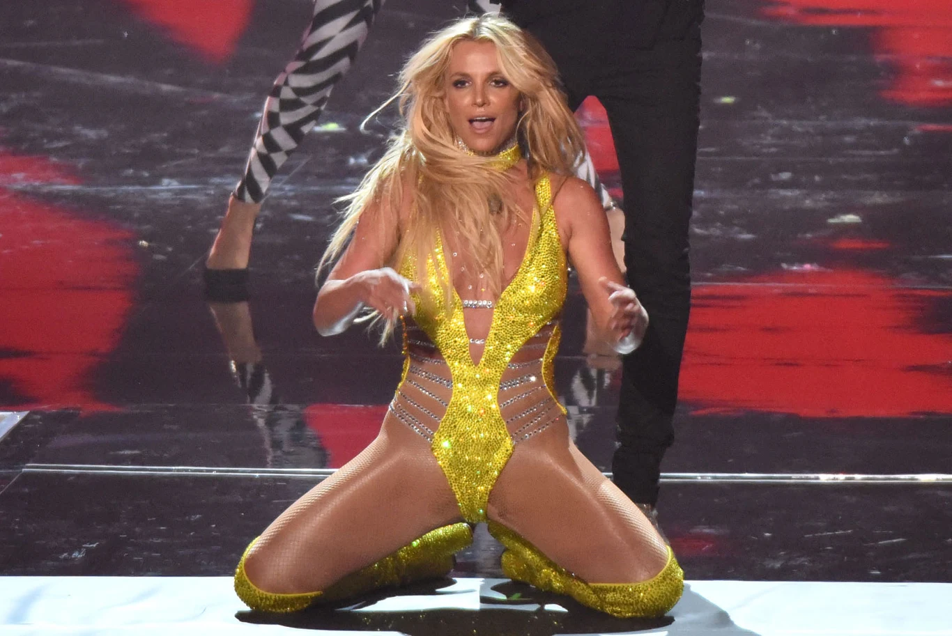 Britney Spears podczas występu na gali wręczenia nagród MTV w 2016 roku Britney Spears podczas występu na gali wręczenia nagród MTV w 2016 roku