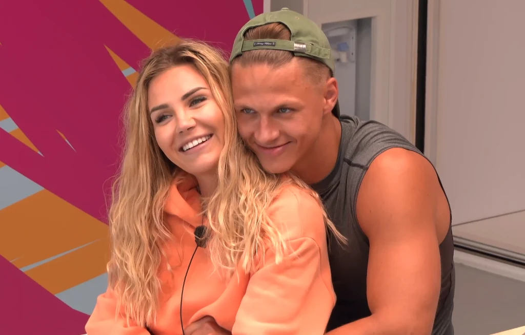 Arsen zdradził Angeli, że nie będzie jej deklarować "chodzenia" w programie. Arsen zdradził Angeli, że nie będzie jej deklarować "chodzenia" w programie.