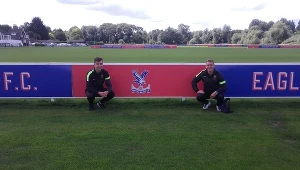 Szymon Matyjasek (z lewej) oraz Mateusz Paturaj (z prawej) na stażu w Crystal Palace