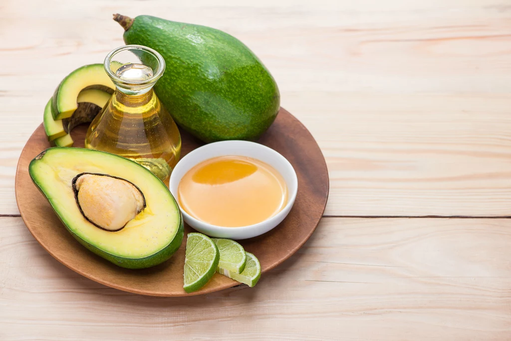 Awokado, miód i oliwa - z tych składników zrobisz naturalną maseczkę regenerującą 