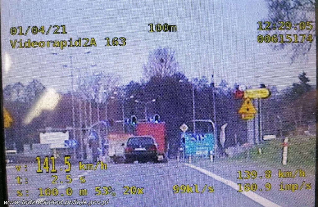 Radiowóz jechał 141 km/h. Policjanci założyli, że BMW też. Pomiar wykonano jednak ze znacznej odległości, na 25-krotnym zoomie, więc trudno stwierdzić, czy oko policjanta pozwoliło zachować identyczną odległość między pojazdami