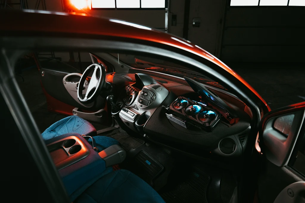 Fiat Multipla ze względu na swój nietypowy kształt stał się obiektem żartów nie tylko wśród kierowców. Auto zyskało również popularność w Internecie m.in. dzięki memom, które wyśmiewają ten oryginalny samochód. Ekipa MoreleTV w składzie: Arkadiusz Popiel - Radyjko (koordynator projektu), Łukasz Zmysło - Zmaslo, Kamil Erdini - Tek Testers Tomasz Wróbel - Stilgar oraz Bartłomiej Rak - SmartReviewsTV postanowiła odmieni losy jednej Multipli - budując na jej pokładzie komputer dla graczy.