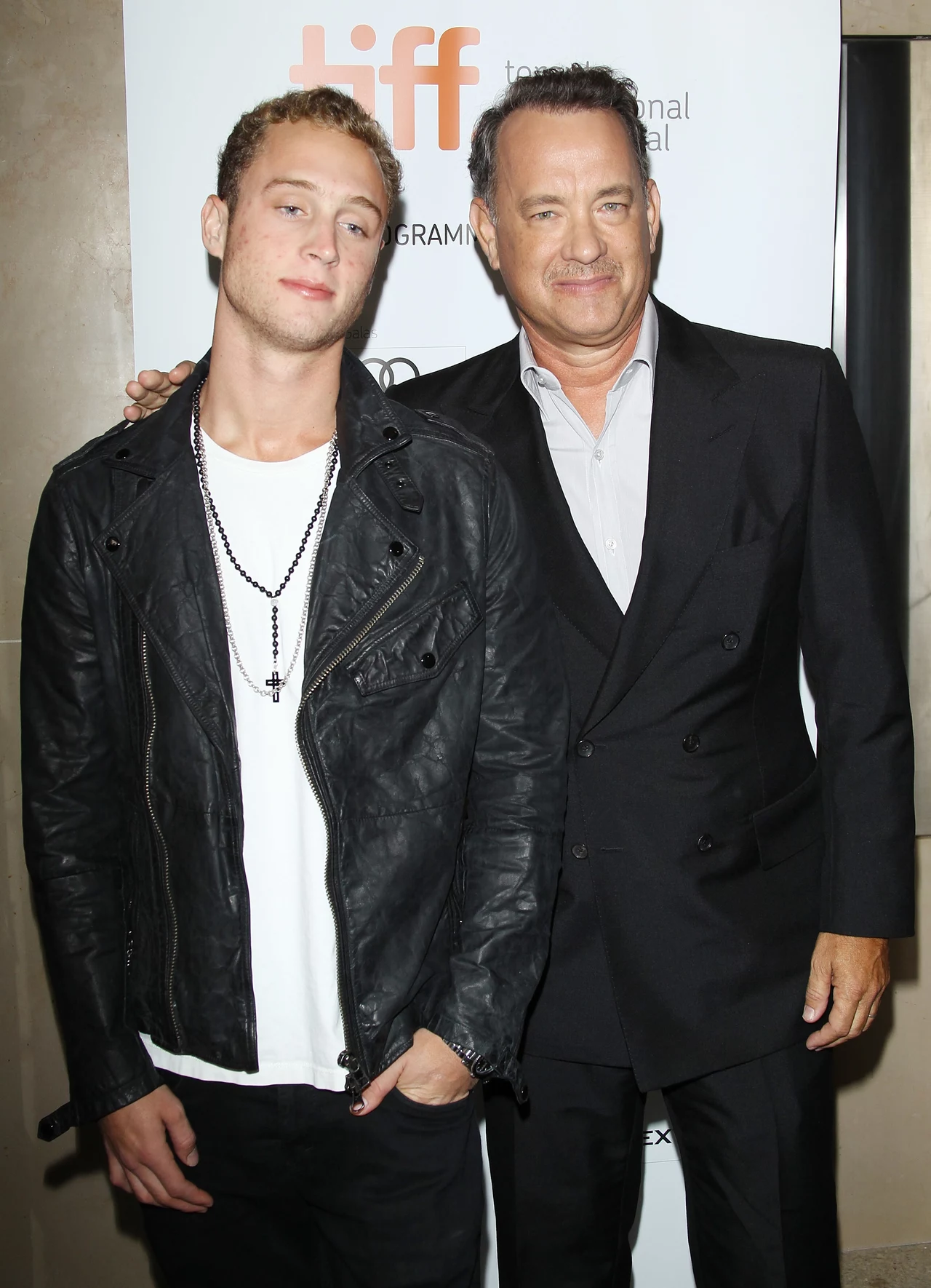 Chet Hanks z ojcem Tomem Hanksem Chet Hanks z ojcem Tomem Hanksem