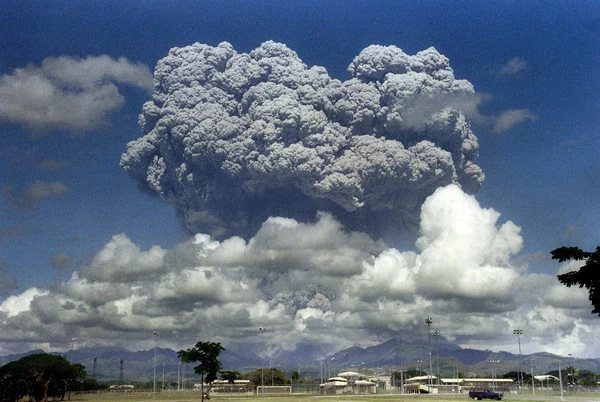 Wybuch wulkanu Pinatubo 12 sierpnia 1991 r. na Filipinach. 