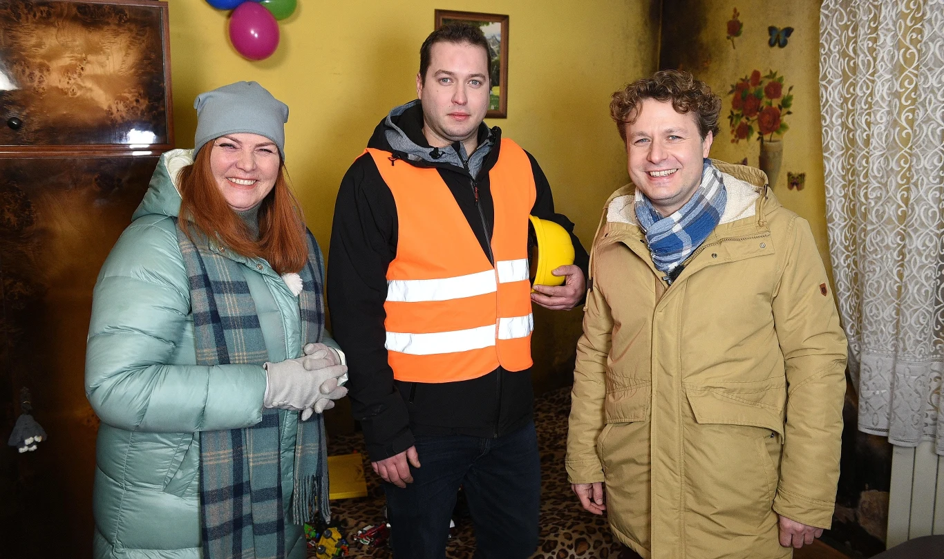 Przemysław Oślak (w środku) dołączył do ekipy programu "Nasz Nowy Dom" Przemysław Oślak (w środku) dołączył do ekipy programu "Nasz Nowy Dom"