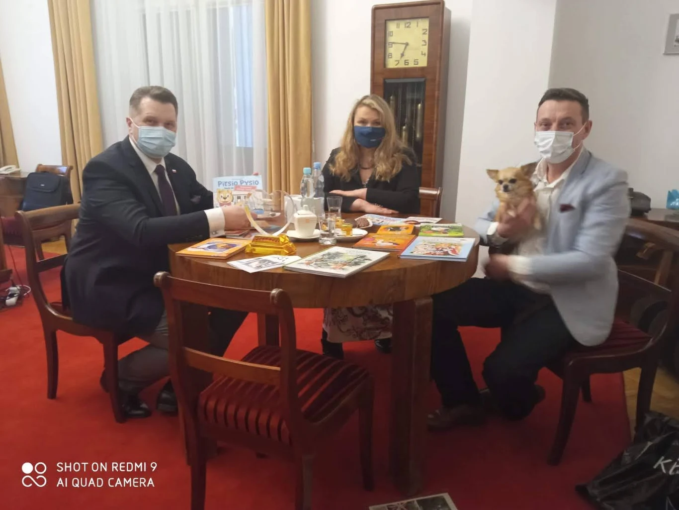 Spotkanie przewodniczącej Parlamentarnego Zespołu Przyjaciół Zwierząt Katarzyny Piekarskiej oraz pisarza Toma Justyniarskiego z ministrem edukacji i nauki Przemysławem Czarnkiem. 