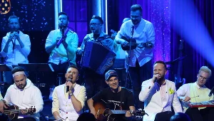 Piotr Żyła z zespołem Enej w programie "Kabaret na żywo. Klinika Skeczów Męczących"