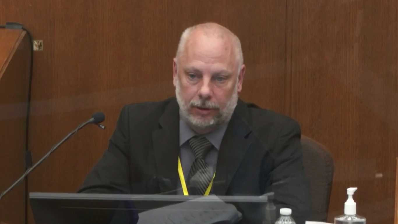 Były przełożony oskarżonego, David Pleoger, zeznał, że nie było żadnego powodu uciskania szyi George'a Floyda po tym, jak ten przestał stawiać opór Były przełożony oskarżonego, David Pleoger, zeznał, że nie było żadnego powodu uciskania szyi George'a Floyda po tym, jak ten przestał stawiać opór