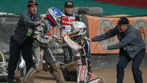 Uwaga! Oni nie są aniołkami. Ojciec z synem skopali leżącego