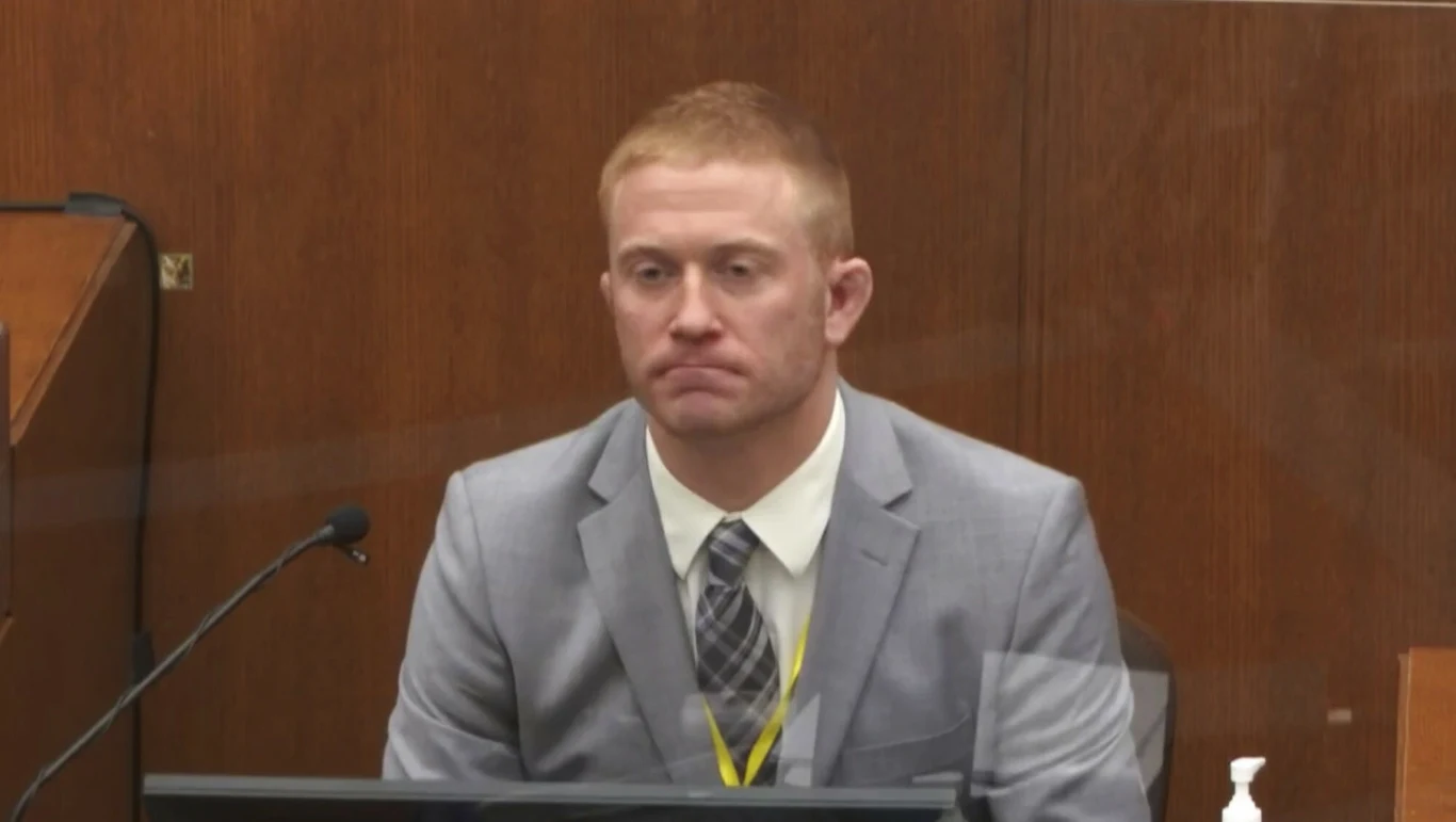 Ratownik medyczny Derek Smith zeznał, że na miejscu zastał trzech policjantów, z których żaden nie udzielał nieprzytomnemu Floydowi pierwszej pomocy Ratownik medyczny Derek Smith zeznał, że na miejscu zastał trzech policjantów, z których żaden nie udzielał nieprzytomnemu Floydowi pierwszej pomocy