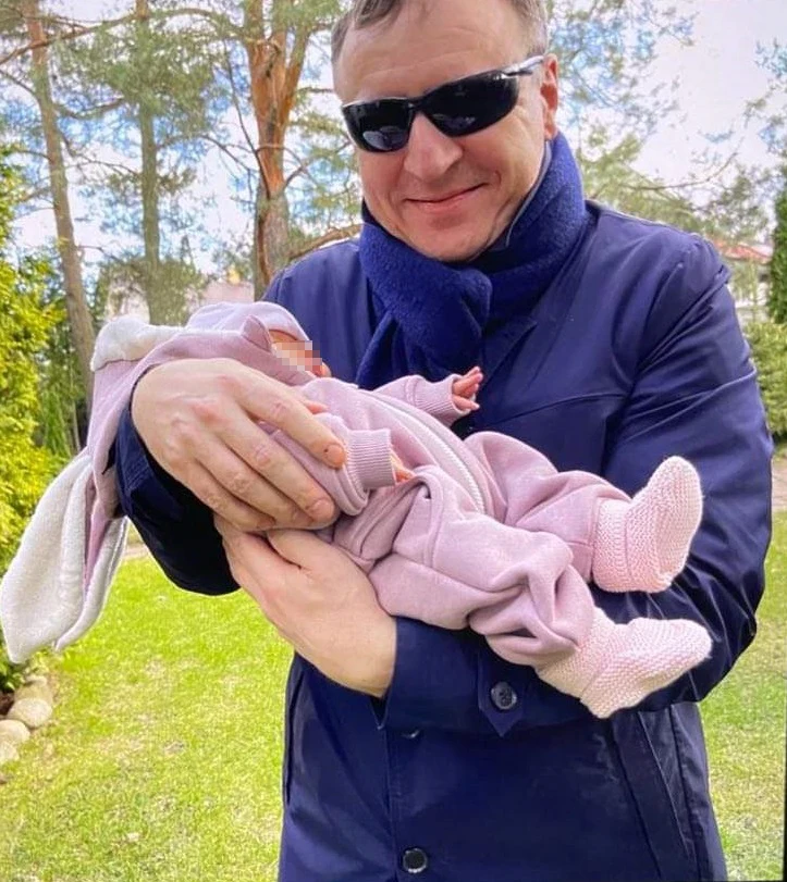 Jacek Kurski z córeczką. Mała Anna Klara Teodora w śpioszkach, które wcześniej miała córka Lewandowskich