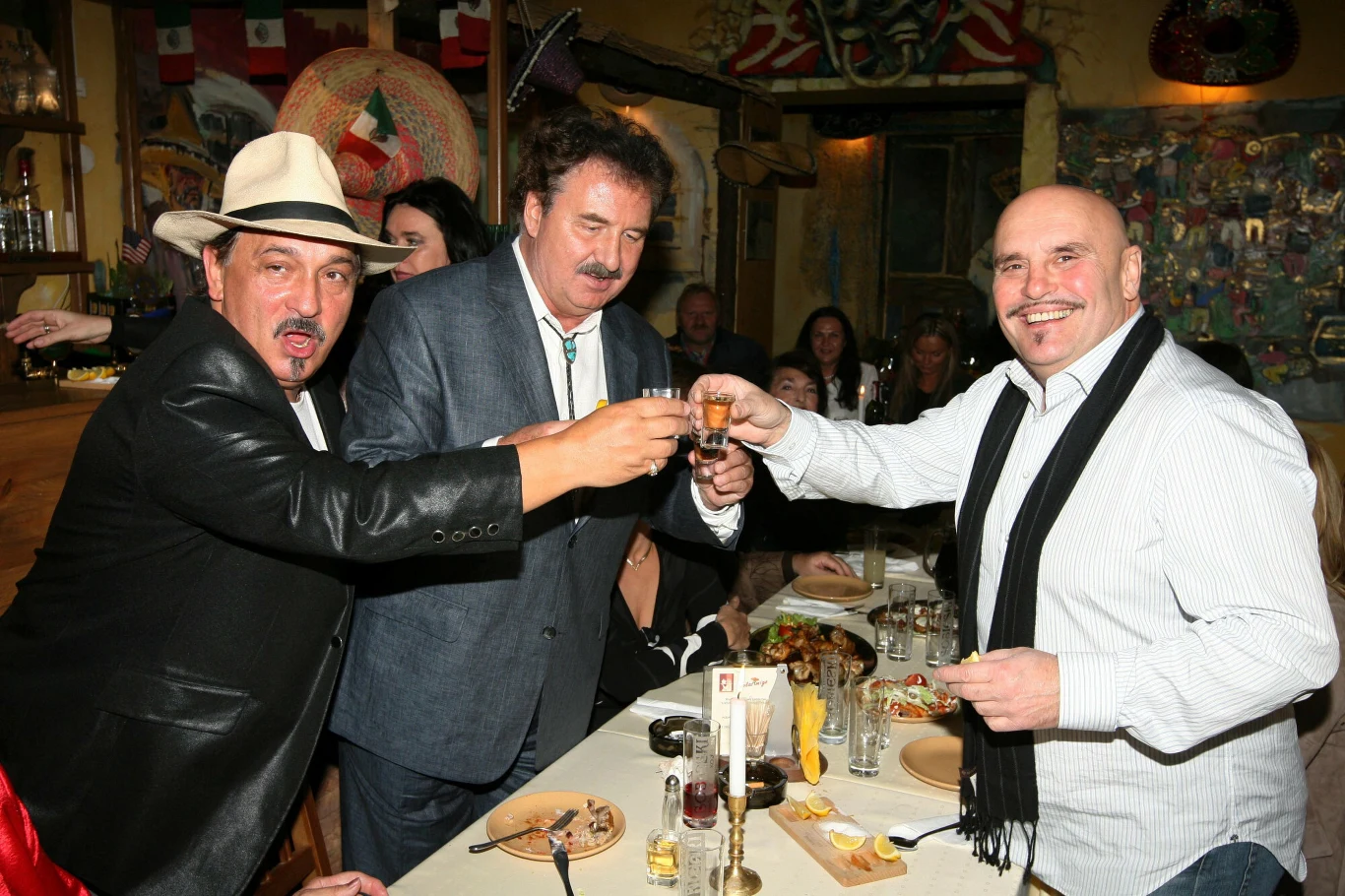 Krzysztof Kowalewski, Krzysztof Krawczyk i Marian Lichtman w 2007 r. podczas 61. urodzin swojego wokalisty. Krzysztof Kowalewski, Krzysztof Krawczyk i Marian Lichtman w 2007 r. podczas 61. urodzin swojego wokalisty.